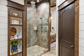 Luxury Cabin Getaway: 1 Mi To Broken Bow Lake!