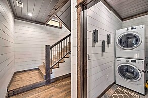 Luxury Cabin Getaway: 1 Mi To Broken Bow Lake!