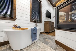 Luxury Cabin Getaway: 1 Mi To Broken Bow Lake!