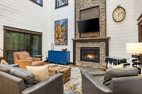 Luxury Cabin Getaway: 1 Mi To Broken Bow Lake!