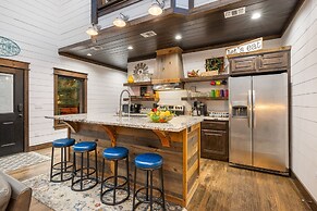 Luxury Cabin Getaway: 1 Mi To Broken Bow Lake!