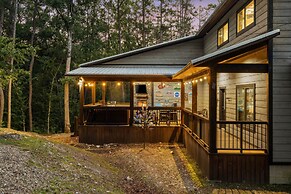 Luxury Cabin Getaway: 1 Mi To Broken Bow Lake!