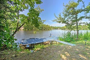 Waterfront Cottage in Fort Towson w/ 2 Decks!
