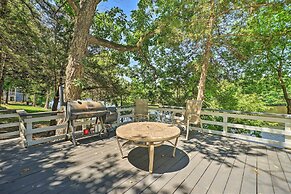 Waterfront Cottage in Fort Towson w/ 2 Decks!