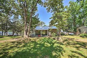 Waterfront Cottage in Fort Towson w/ 2 Decks!