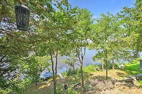 Waterfront Cottage in Fort Towson w/ 2 Decks!