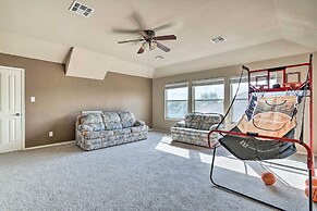 San Antonio Retreat w/ Fireplace + Pool Access!