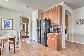 San Antonio Retreat w/ Fireplace + Pool Access!