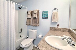 Corpus Christi Condo - Walk to Whitecap Beach!