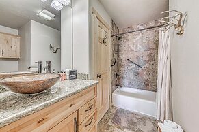 Ruidoso Cabin w/ Hot Tub, 2 Mi to Grindstone Lake!