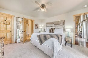 Ruidoso Cabin w/ Hot Tub, 2 Mi to Grindstone Lake!