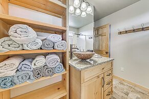 Ruidoso Cabin w/ Hot Tub, 2 Mi to Grindstone Lake!