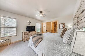 Ruidoso Cabin w/ Hot Tub, 2 Mi to Grindstone Lake!