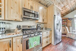 Ruidoso Cabin w/ Hot Tub, 2 Mi to Grindstone Lake!
