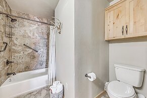 Ruidoso Cabin w/ Hot Tub, 2 Mi to Grindstone Lake!