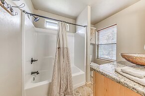 Ruidoso Cabin w/ Hot Tub, 2 Mi to Grindstone Lake!