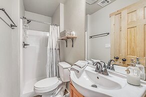 Ruidoso Cabin w/ Hot Tub, 2 Mi to Grindstone Lake!