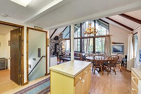 Hillside Hideaway: Warm & Cozy Terrace Lakes Cabin