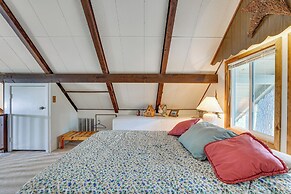 Hillside Hideaway: Warm & Cozy Terrace Lakes Cabin