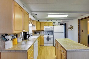 Hillside Hideaway: Warm & Cozy Terrace Lakes Cabin