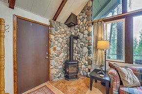 Hillside Hideaway: Warm & Cozy Terrace Lakes Cabin