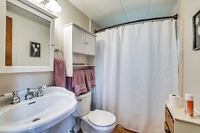 Hillside Hideaway: Warm & Cozy Terrace Lakes Cabin