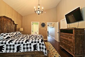 Pet-friendly Smoky Mountain Retreat w/ Game Room!