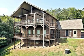 Pet-friendly Smoky Mountain Retreat w/ Game Room!