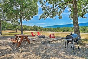 Talihina Retreat w/ Kiamichi River Access!