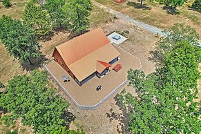 Talihina Retreat w/ Kiamichi River Access!