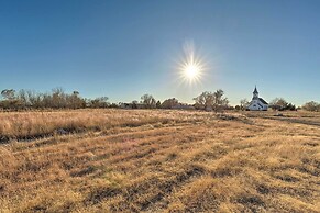 Kansas Hunting Lodge: Pets & Large Groups Welcome!