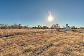 Kansas Hunting Lodge: Pets & Large Groups Welcome!