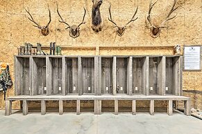 Kansas Hunting Lodge: Pets & Large Groups Welcome!