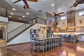 Kansas Hunting Lodge: Pets & Large Groups Welcome!