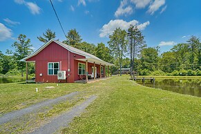 Lakeside Cottage w/ Porch in Pocono Mountains