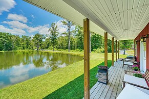 Lakeside Cottage w/ Porch in Pocono Mountains