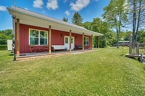 Lakeside Cottage w/ Porch in Pocono Mountains