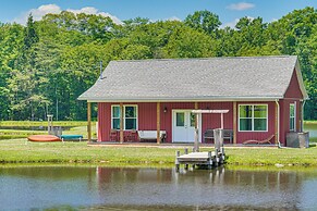 Lakeside Cottage w/ Porch in Pocono Mountains
