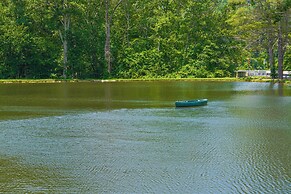 Lakeside Cottage w/ Porch in Pocono Mountains