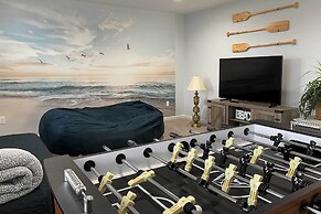 Luxury Home on Golf Course: Walk to the Beach!