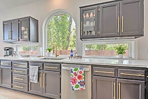 Deck & River Views: Family Home in Grants Pass