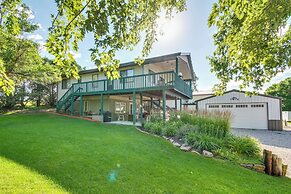 2-level Home w/ Deck: 1/2 Mi to Lake Mcconaughy!