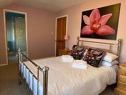 3 Bedroom Cottage, Sleeps 5 Village Location