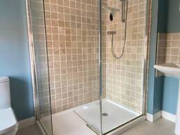 3 Bedroom Cottage, Sleeps 5 Village Location