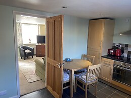 3 Bedroom Cottage, Sleeps 5 Village Location