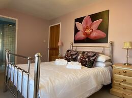 3 Bedroom Cottage, Sleeps 5 Village Location