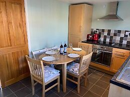 3 Bedroom Cottage, Sleeps 5 Village Location