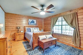 Luxury Lake Livingston Cabin w/ Deck & Hot Tub!