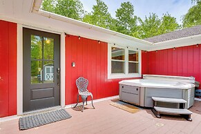 Pet-friendly Wilmington Retreat w/ Hot Tub!