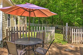 'the Country Cottage in Union Mills w/ Porch!